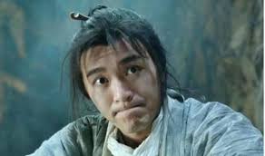 《食神》（英語： god of cookery ）是1996年上映的香港電影，由周星馳和李力持合導，潘健君擔任動作設計，本片是星輝海外有限公司成立後製作的第一部作品。 本片為周星馳重要的代表作之一，在港台各地造成很大影響。周星馳在此片中使用其英文名與姓氏做為主角的名稱，狂傲性格也是參照周星馳. å'¨æ˜Ÿé¦³ é£Ÿç¥ž ä¸­ç„¡äººç™¼ç¾çš„ç´°ç¯€ è­‰æ˜Žæ˜Ÿçˆºå¤ªæ•¬æ¥­ ä¸å¾—ä¸ä½©æœ é›ªèŠ±æ–°é—»