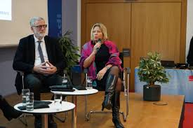 7,825 likes · 1,238 talking about this. Ard Und Zdf Zwischen Drei Fronten M Menschen Machen Medien Ver Di
