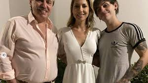 Fabiola yáñez nació en villa regina, pero vivió en la provincia de misiones y en las ciudades santafesinas de rosario y san lorenzo debido al trabajo de su padre. Alberto Fernandez Conto Que Dyhzy Hace La Cuarentena Con El Vino A Buscar Comida Lados
