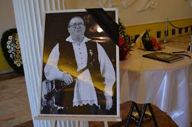 He was born in the groși village. Ce Le A Cerut Primarul Locuitorilor Din Grosi In Ziua Inmormantarii Lui Dumitru Farcas Marele Taragotist Va Fi Inhumat In Spatele Casei Parintesti Stirile Kanal D