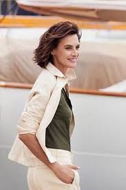 Tous ses modèles sont dessinés à paris et fabriqués ensuite à la main, dans des ateliers artisanaux, à partir de cuirs soigneusement sélectionnés. 180 Style Ines De La Fressange Ideen In 2021 Paris Mode Pariser Chic Modestil