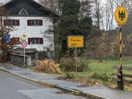 Er schrieb der kleine grenzverkehr im sommer 1937, als deutschland und österreich durch grenzpfähle voneinander getrennt waren. Einreise Nach Bayern Kleiner Grenzverkehr Wird Ab 9 Dezember Gestrichen Scharding