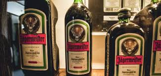 Conocer cuánto licor contiene cada botella y cuánto se sirve en el vaso o copa del asistente, es una base si son botellas de vino tinto y blanco, alcanzan aproximadamente para 6 copas; Jagermeister El Extrano Licor Que Conquista A La Juventud Economia El Pais