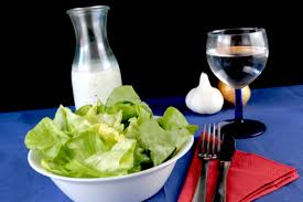 Salat dressing mit joghurt ohne sahne fur alle salate geeignet von schwarzwald koch chefkoch. Kopfsalat Mit Einem Saure Sahne Joghurt Dressing Zu Faul Zum Kochen