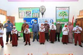 Di indonesia, dilansir dari situs dapo dikdasmen kemdikbud terdata 220.353 sekolah. Gerakan Donasi Gawai Pekerja Medco Group Bantu Pembelajaran Jarak Jauh Sekolah Di Tarakan