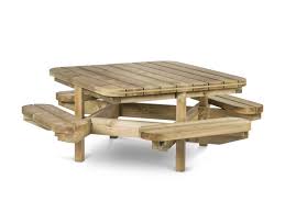 De vierkante vorm van de tafel zorgt ervoor dat iedereen dichtbij elkaar zit en betrokken is bij het gesprek. Octo Picknickbank Collstrop