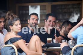 Αγνώριστη με καστανά μαλλιά στην εφηβεία της ποζάρει με τη μητέρα της. Sakhs Tanimanidhs Xristina Mpompa Kanoyn Diakopes Sth Mykono Photos Zinapost Gr