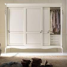 La modularità di infinity prevede 5 altezze e infinity permette di creare armadi dallo stile essenziale e sofisticato, con ante impiallacciate in vero legno naturale o laccato opaco o lucido in tantissimi colori classici o trendy. Armadio Tre Ante Scorrevoli Classico