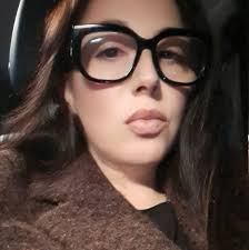 E quindi la youtuber vegana e crudista mangia pesce fritto. La cosa farebbe  ridere per molti motivi ma alla fine, per tanti altri, fa solo schifo. Se  non l'avete già letto ovunque (