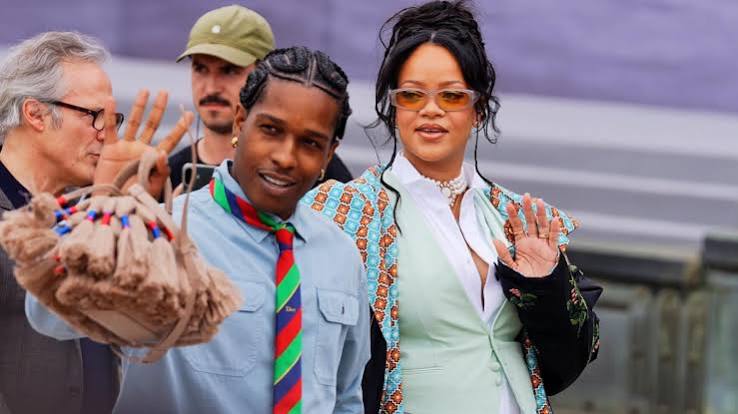 Rihanna zeigt ihre Tochter Rocki