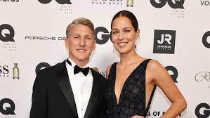Mit ihrem ehemann bastian schweinsteiger ist ana ivanovic oft auf bildern zu sehen. Bastian Schweinsteiger Macht Seiner Ana Ivanovic Eine Liebeserklarung Schweizer Illustrierte