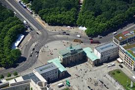 Geheimer raum des brandenbuer tores berlin. Pin Auf B E R L I N