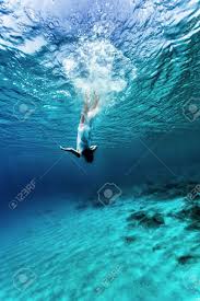 Le submersible revenait d'une mission en russie et il. Actif Jeune Sous Marin De La Danse Feminine Profiter De Vacances D Ete Dans L Eau Bleu Transparent Plongee Au Fond De La Mer La Jouissance Et Le