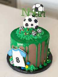 A great design to learn for the little or large football fans in your life, this cake is easy to make and can be fun for the whole family. Pin On Futbalova Torta