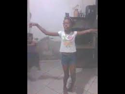 Comenta o caso de uma menina que foi filmada dançando funk de cunho sexual em cima de um carro em uma festa em manaus. Menina 9 Anos Dancando Shefalitayal