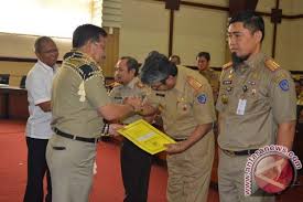 Chaidir mengatakan pencairan itu bakal dilakukan seratus persen tanpa adanya potongan.bulan agustus ini selesai pokoknya. Pns Pemprov Terima Thr Dan Gaji 13 Antara News Makassar
