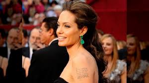 Die gleiche tätowierungen wie die von ihren lieblingsstars. Die Wahre Bedeutung Hinter Angelina Jolies Wichtigstem Tattoo News24viral