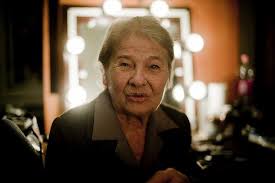 A színésznő viszont nem tudta átvenni a díjat, mert betegsége miatt elvonultan. Torocsik Marit Koszontotte Szuletesnapjan A Nemzeti Szinhaz Nullahategy