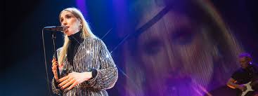 Christel alsos monsen is a norwegian singer originating from fauske. Christel Alsos Auf Tour Faszinierende Projektionen Auf Fadenvorhangen