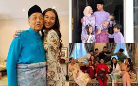 A visit to the grave of the departed loved ones. Tatlergrams Of The Week All The Finest Moments That Capture The Spirit Of Raya 2019 Tatler Malaysia