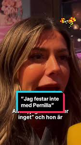 Vem är du på fest? Bianca eller Pernilla?😂 I torsdags var det premiär för  Pernilla Wahlgrens show “Happy Ending”. På röda mattan hittade vi givetvis  hennes barn Bianca och Benjamin Ingrosso, men även ...
