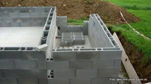 Halbrunde pool treppe 3m oder 3,5m breit. Tipps Pool Mit Schalsteinen Selber Mauern Pool Selber Bauen De