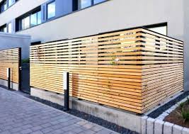Balkon Im Erdgeschoss Mit Sicherem Soliden Sichtschutzzaun Anbieterinfo Anbieterinfo Balkon Erdgeschoss Backyard Fences Fence Design Apartment Garden