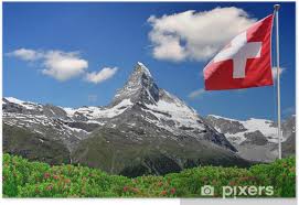 Die flagge wurde vom kanton schwyz übernommen, das die schweiz als eines der gründungskantone ins leben rief. Poster Schone Berg Matterhorn Mit Schweizer Flagge Schweizer Alpen Pixers Wir Leben Um Zu Verandern
