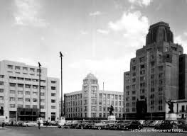 La Ciudad De Mexico Antes De La Torre Latinoamericana Anos 50 S Esquina De Ave Juarez Y San Juan De Letr Historia De Mexico Ciudad De Mexico Fotos Antiguas