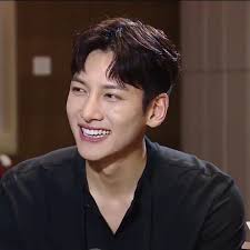 演員池昌旭當日在越南受訪問時穿著的黑色衣服。極具男性魅力，真是甚麼...