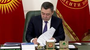 Садыр Жапаров подписал указ о ротации студентов в регионах: гранты, стипендии и 9000 мест в общежитиях