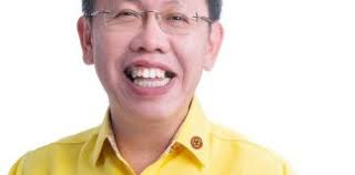 Родился 18 августа 1965 г.), кардиолог и министр кабинета саравака , малайзия. Dr Sim Kui Hian Dayakdaily Page 2