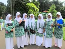 Selain target khatam quran, kegiatan tahunan ini diisi dengan tausiyah, iftahr jama'i dan sebar paket sembako bagi kaum dhuafa. Video Studytour Al Hasanah 2012 2013 By Astri Setiani