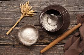 La Farine Dans Un Bol En Bois Sur Fond De Bois Fonce Avec Des Epillets De Ble Les Ufs Le Lait Et Le Beurre Vue De Dessus Avec Copie Espace Ingredients Pour