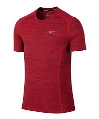Fue entonces cuando la directiva rayista decidió incluir la franja roja en su camiseta, motivado por un club que, por aquel entonces, era considerado uno de los más importantes a nivel mundial y tenía. Camiseta Nike Cool Miler Roja Camiseta Roja