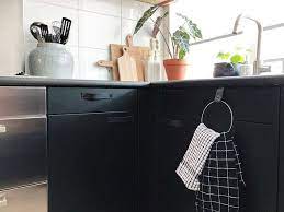 zwarte keuken diy leren handgrepen handdoekring keuken diy keuken betonlook keuken