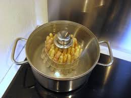 Cette variété d'asperges apparaît au xvème siècle, lorsqu'un cultivateur hollandais a l'idée de recouvrir les jeunes pousses les asperges se consomment cuites, chaudes ou froides, en entrée ou en accompagnement. Asperges Comment Les Choisir Comment Les Cuire