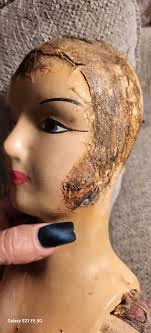 Today I bought these pretty yarn dolls. The headdresses are giving some  kind of cultural reference. Have you ever seen something like them?