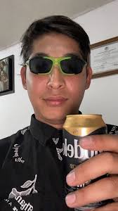 Nacos bebiendo cerveza