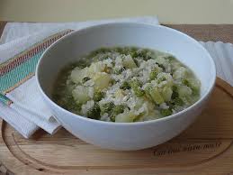 Per preparare la minestra di piselli, tritate finemente la cipolla, tagliate a cubetti il sedano e la carota e trasferite il tutto in una pentola con qualche cucchiaio. Minestra Di Riso Patate E Piselli