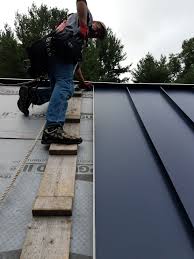 Installing Standing Seam Panels On A Steep Pitched Roof Roofingtips Metalldach Hausverkleidung Aussenverkleidung