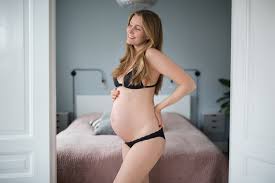 Familie for første gang er et intenstivt oppfølgingsprogram for førstegangsfødende som består av jevnlige hjemmebesøk av en familiesykepleier fra så tidlig som mulig i graviditeten frem til barnet fyller to år. Gravid Uge 36 Christina Dueholm