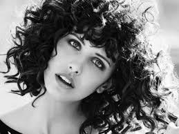 I tagli capelli ricci dell'inverno 2020 diventano tendenza moda grazie alla frangia, scalata, lunga o frangia a tendina da ammirare e . Frangetta Corta Laterale Scalata O Aperta A Chi Sta Bene Pourfemme F