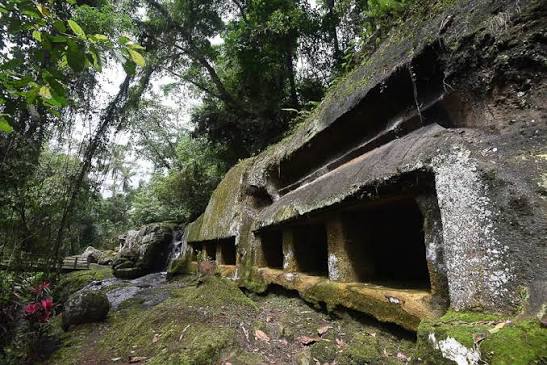 Tegal linggah Cliff Temple