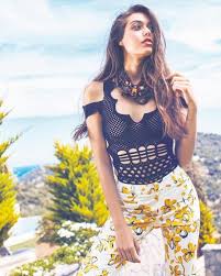 How tall and how much weigh dilan çiçek deniz? Dilan Cicek Deniz Annesi Hale Temizyurek E Marmaris Ten Ev Aliyor Takvim