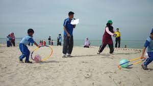 1.0 pengenalan 1.1 hari keluarga merupakan satu hari yang dapat dilaksanakan di antara pemimpin, masyarakat dan juga masyarakat setempat. Hari Keluarga Sukaneka Iman 2010 Meriah Iman Care Centres