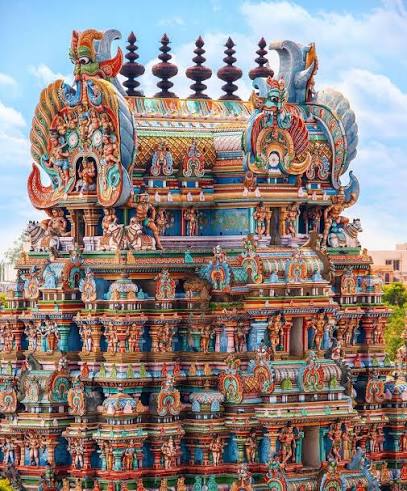 The magnificent Yali sculpture at the sacred Meenakshi Amman Temple in Madurai, Tamil Nadu 🇮🇳 Yali, the mythical guardian beast of ancient Hindu temples, blends the lion's strength with the dragon's ferocity —