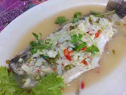 Gaulkan ikan bersama taucu, sos ikan dan air limau. Resepi Siakap Stim Limau Ala Thai Sedap Dan Juicy Iluminasi