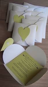 Un Detalle Original Que Puedes Hacer Tu Mismo En Los Sobres De Las Invitaciones De Boda Y Que Queda Asi De Bien Karte Hochzeit Einladungen Hochzeitskarten