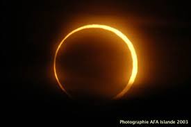 Les éclipses annulaires se produisent lorsque la lune est trop loin pour que son cône d'ombre atteigne la surface de la terre. Eclipse Annulaire De Soleil Planet Terre